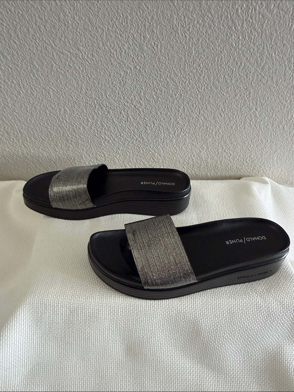 NWOT Donald J. Pliner Black Platform Slides with Metallic Silver Strap Size 9.5 - Picture 5 of 8